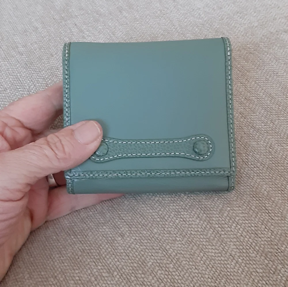 Levenger Green Leather Women's Wallet - Picture 3 of 11